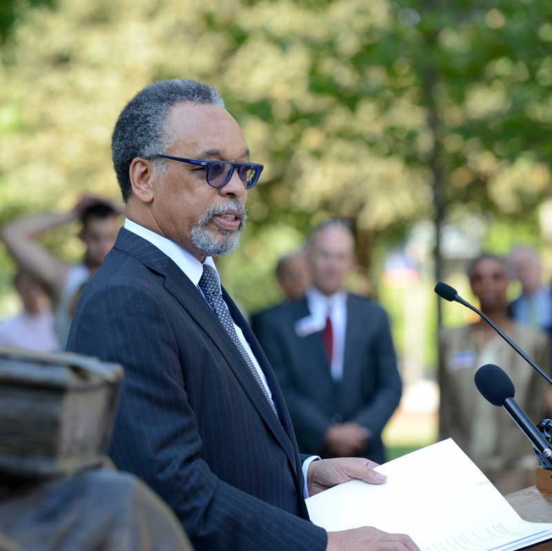 Bruce Gordon ’68 speaking from podium