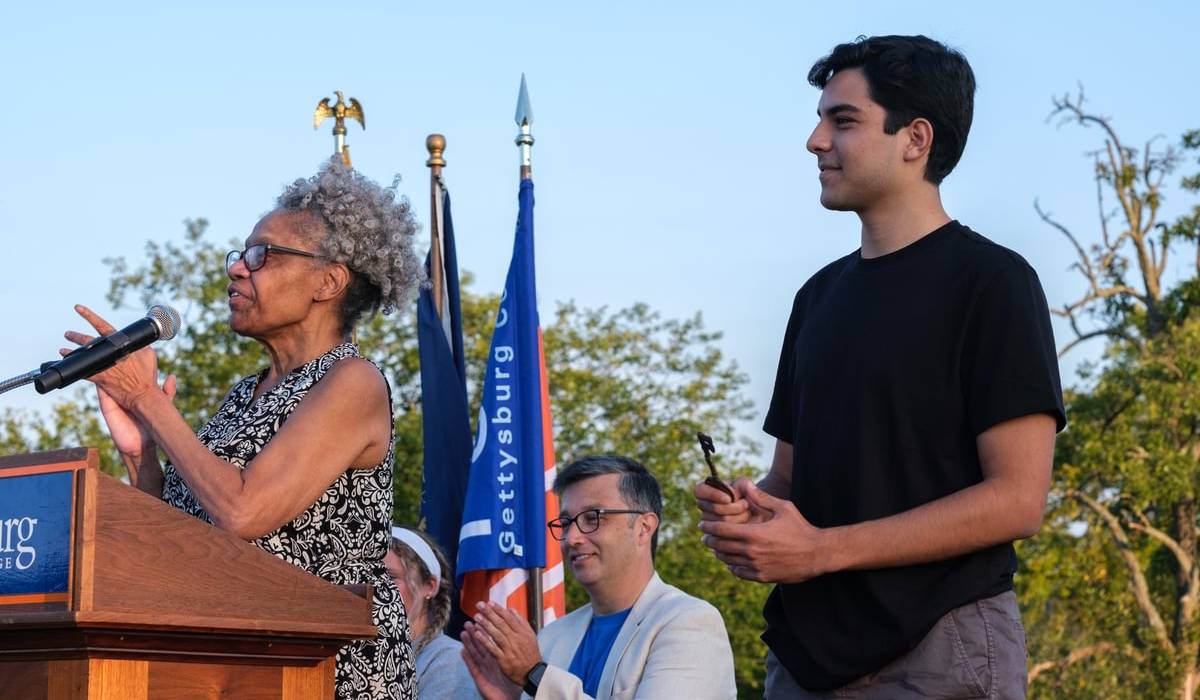 Levy accepting the key to Gettysburg from Gettysburg Mayor Rita Frealing