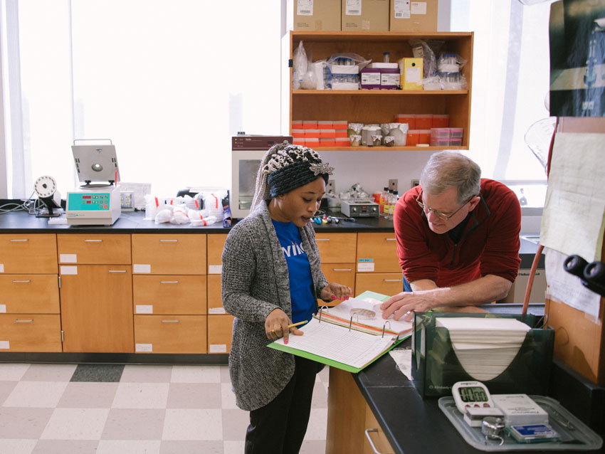 Rouwaida working with Prof. Steve James in the lab