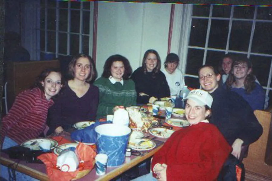 Members of the Class of 2000 gather for one final Servo Thanksgiving during the Fall 1999