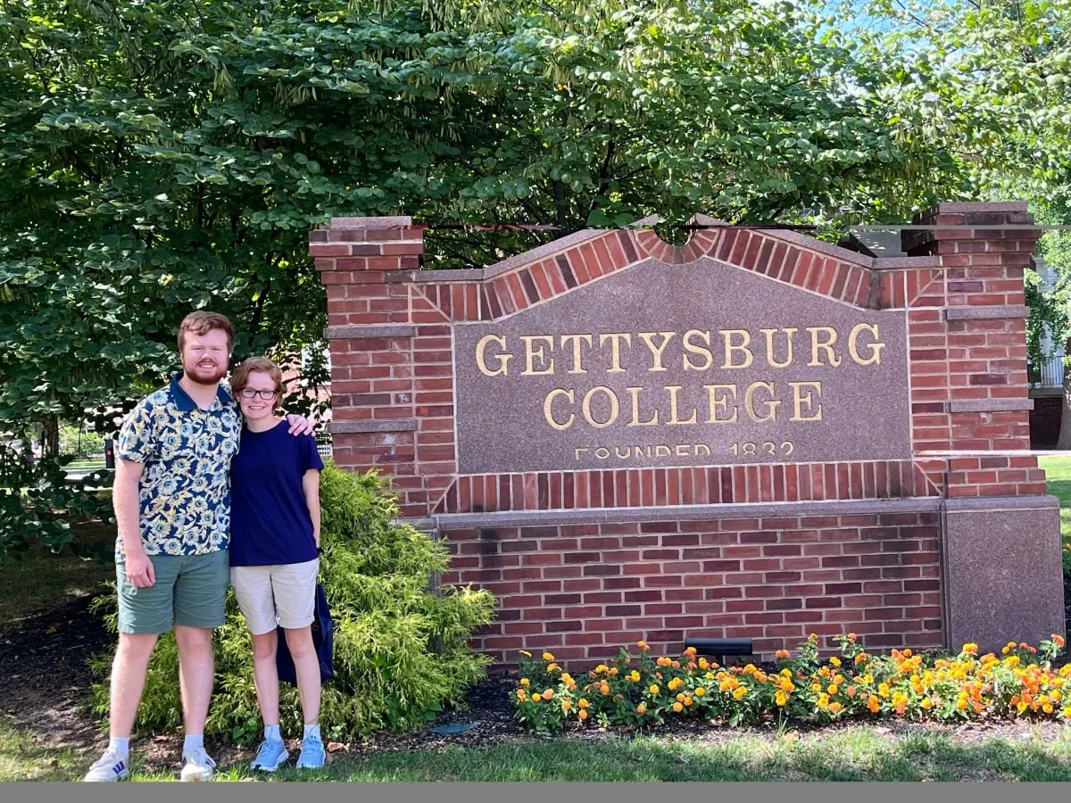 Michael ’25 and Mary ’28 Tropp by the Gettysburg College sign