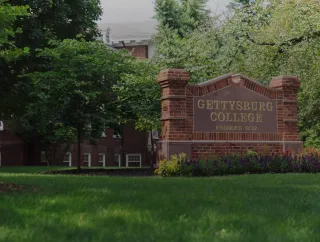 A sign that reads "Gettysburg College founded 1832"