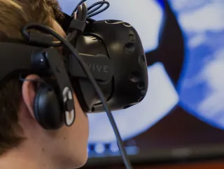 A student uses a virtual reality headset.
