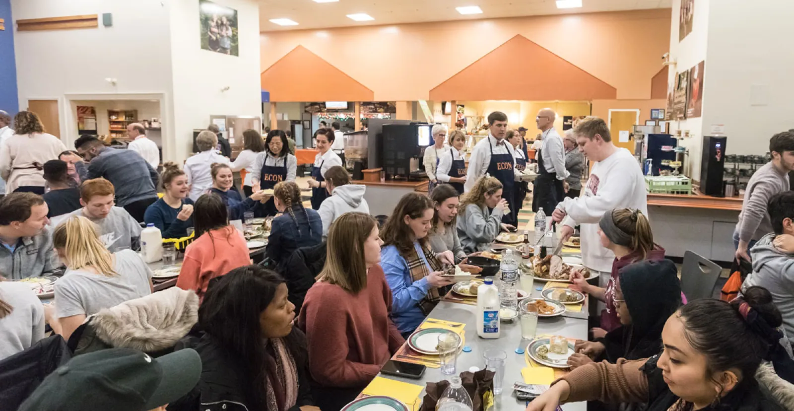 Students eating thanksgiving dinner at the Servo dining hall