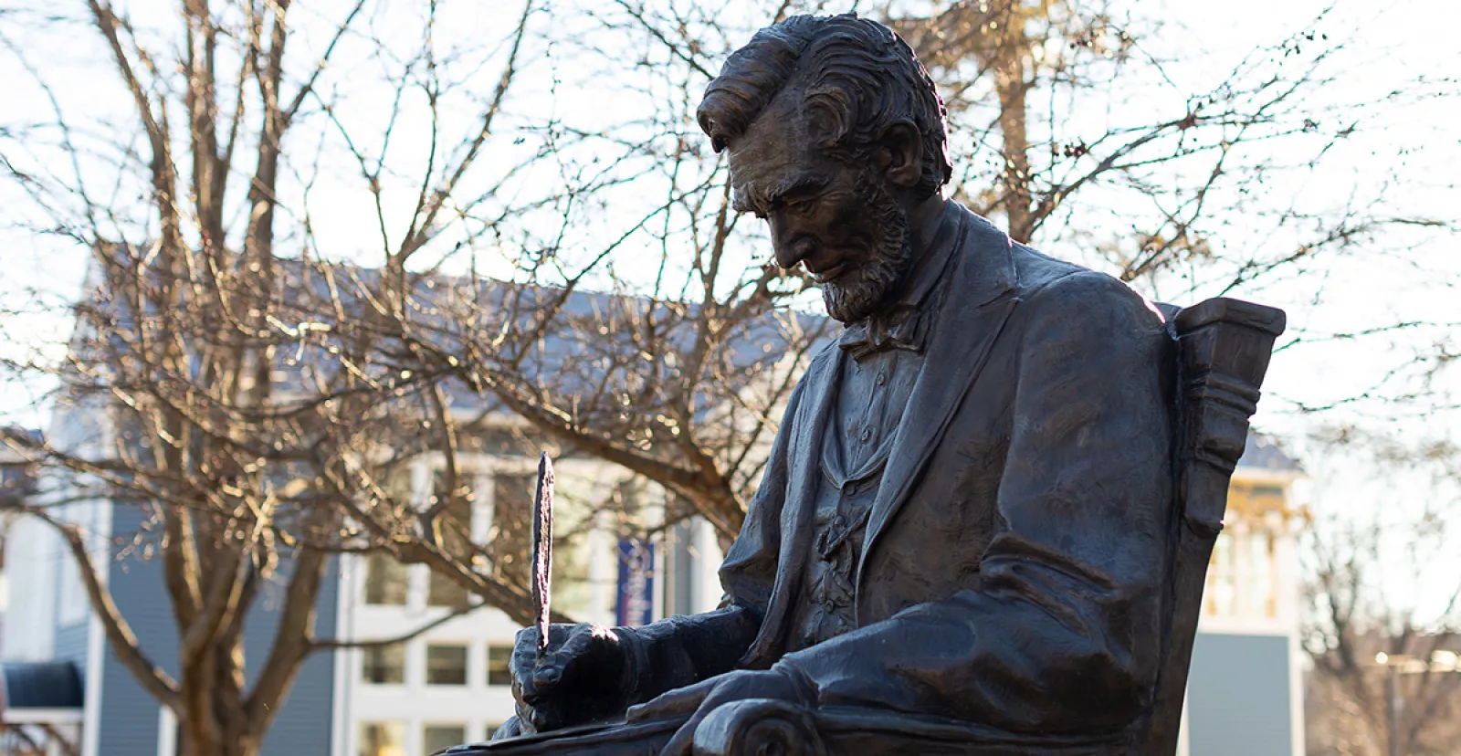 A statue of Abraham Lincoln