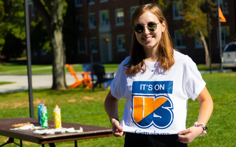Camille Traczek ’22 displays an It’s On Us T-shirt during the fall 2021 Week of Action 