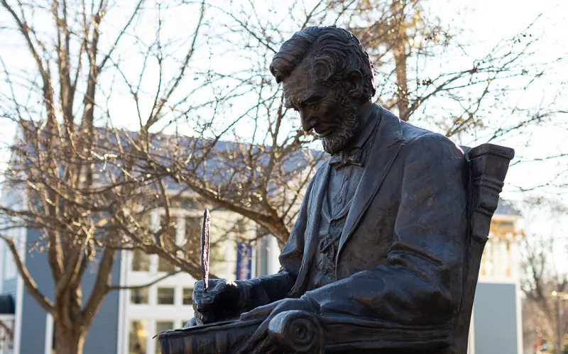 A statue of Abraham Lincoln