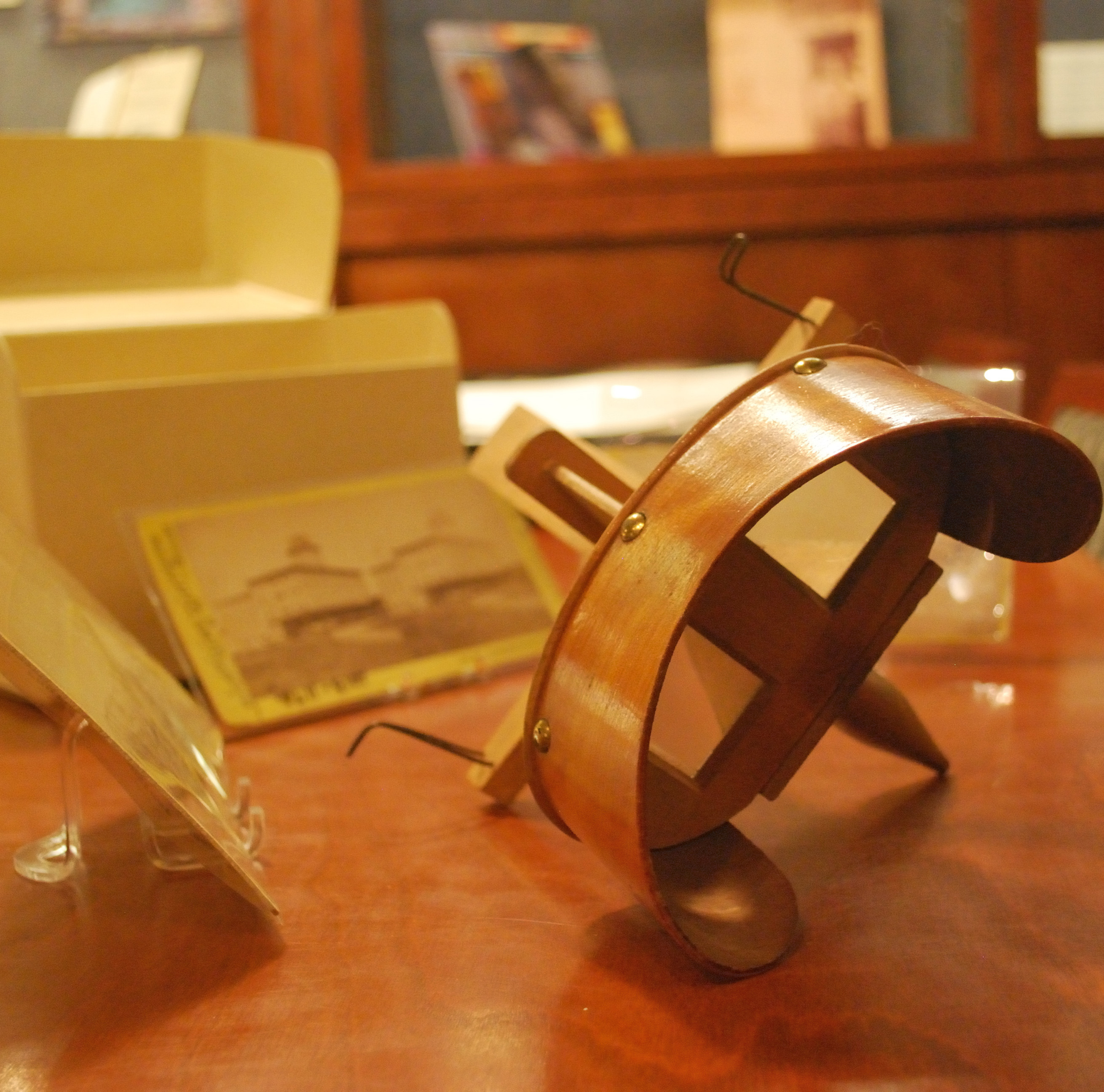 Stereoscope and stereograph card